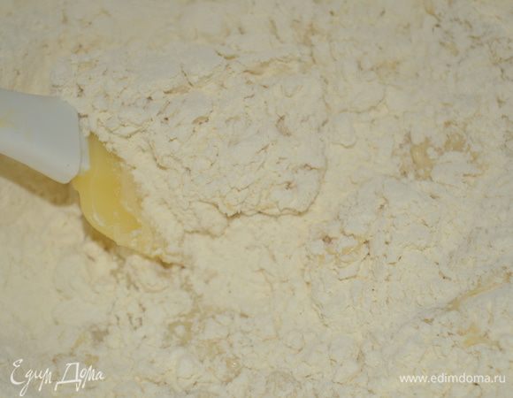 теперь в муку добавляем жидкую смесь и размешиваем...
