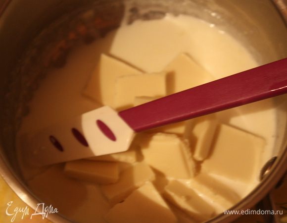 Теперь ганаш для покрытия торта. Сливки доводим до кипения,добавляем порезанный шоколад..