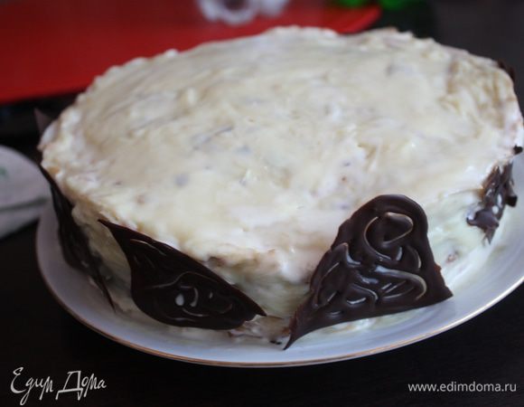 и начинаем его украшать. Я приклеила треугольнички на бока торта