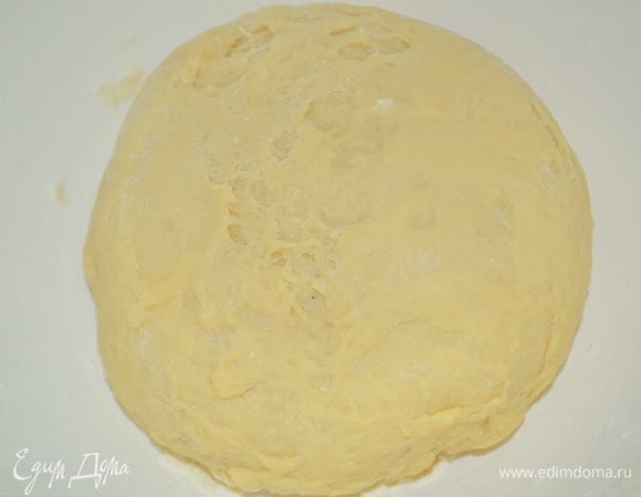 тесто скатать в шар. Оно должно быть упругое и нелипкое! Положить его в большую миску и оставить так, накрыв ХБ полотенцем примерно на 1,5-2 часа. 