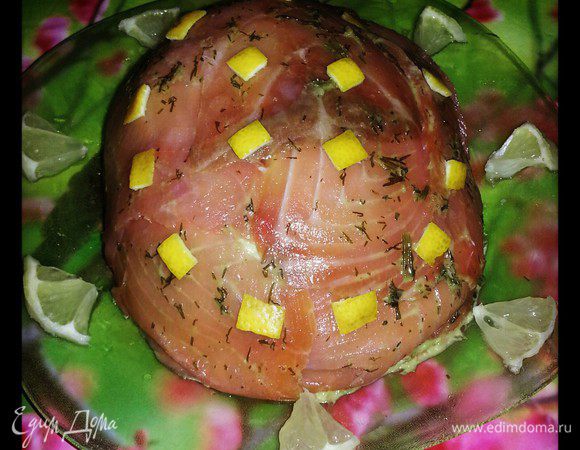 Режем кубиками картошку, яйца, крабовые палочки.

Посолить, поперчить, добавить майонез.
Всё хорошо перемешали и в холодильник.

Авокадо чистим, режем, добавляем сок лимона, лук.
Соль, перец и сливочный крем.
Взбиваем блэндером. Масса должна получиться кремообразная.
