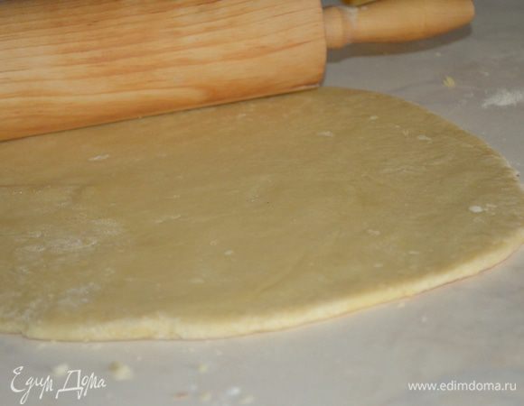 тесто надо разрезать на 2 равные части...каждую часть раскатать в круг толщиной 0,5 см