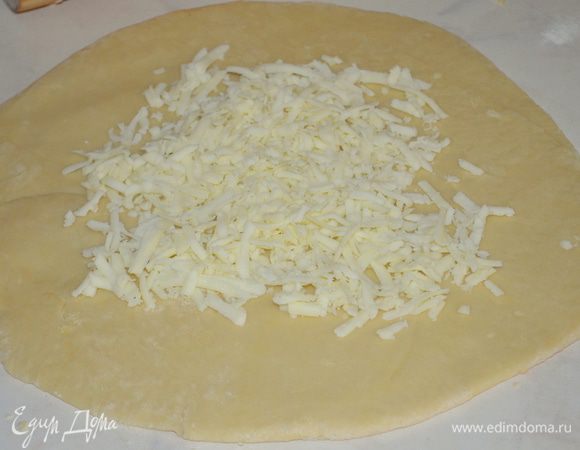 на каждый круг выложить по 50 г сыра