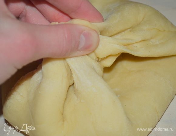 собрать и соединить края теста в узелок, так чтобы сыр оказался внутри! 