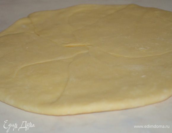 снова раскатать в лепешку толщиной 0,5-0,8 см