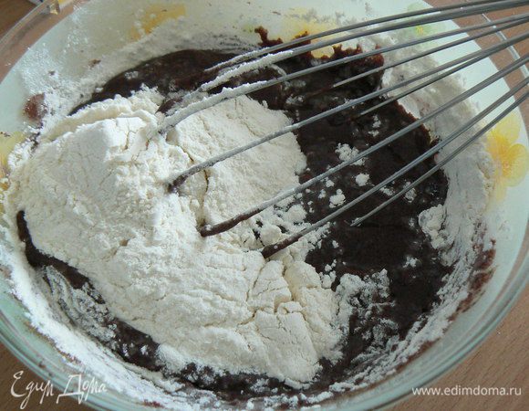 просейте муку