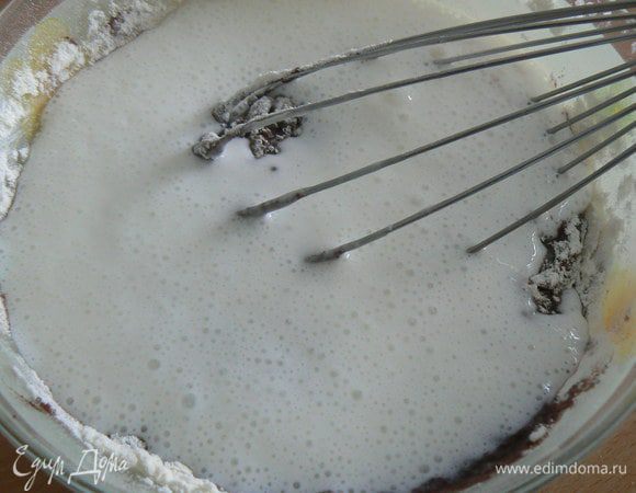 нагрейте до теплого состояния кефир,загасите в нем соду.добавьте в тесто