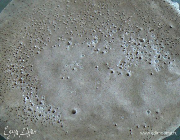 печем блины как обычно.смазывая сковороду