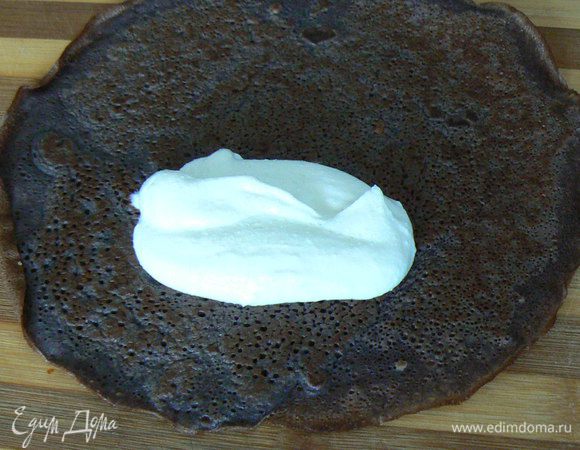 Для начинки смешиваем творог ,сметану и сахар,кладем ее на блинчик сворочиваем