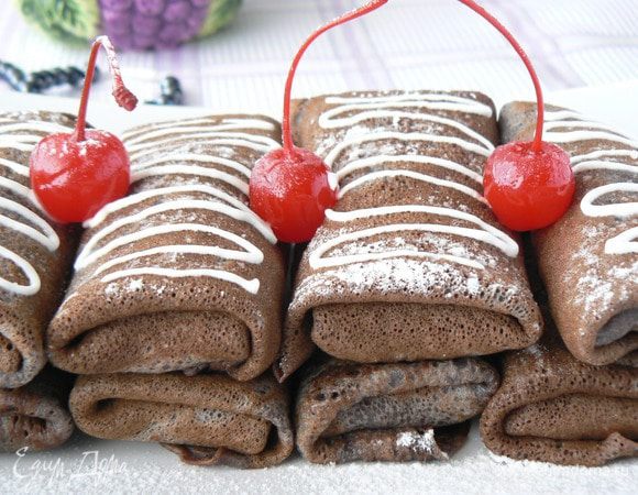 украшаем сметаной или взбитыми сливками,посыпаем сахарной пудрой.Приятного чаепития!