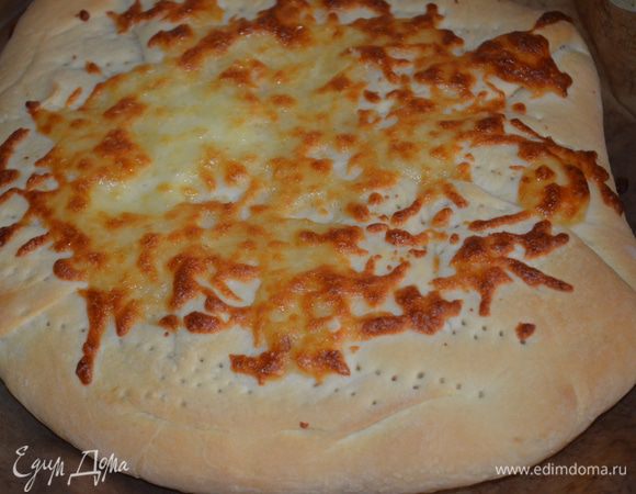 горячие хачапури сразу смазать сливочным маслом и быстро съесть! с пылу с жару как говорится! 