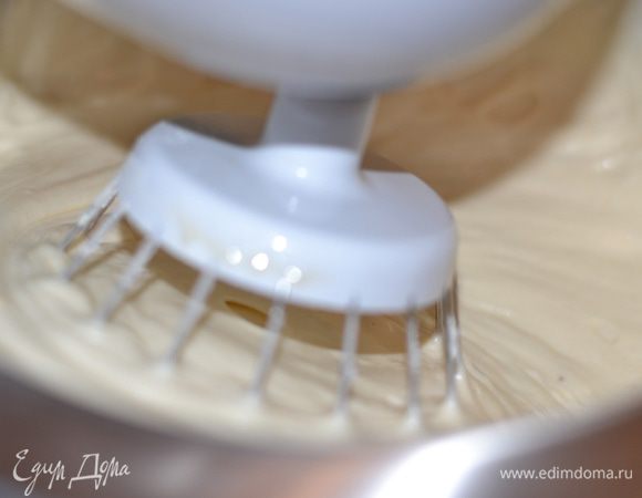 Добавлять по одной ложке муки в тесто и на минимальной скорости все  взбить.