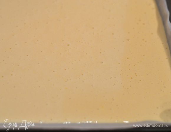 Вылить тесто на противень.застеленный пергаментом и выпекать в предварительно разогретой духовке минут 20-25. Тесто практически сразу начнет темнеть,не пугайтесь,так и должно быть,можно чуть убавить до 190 градусов температуру, главное, чтобы бисквит выпекся,проверять деревянной шпажкой, шпажка остается сухой, то готово.