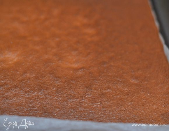 Достать готовый бисквит из духовки.