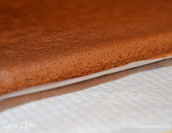 Бисквит очень хорошо поднимается.С пергаментом бисквит положить на полотенце.