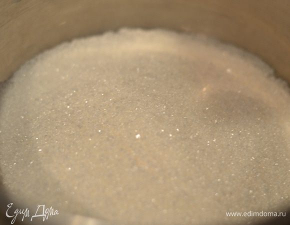 Тем временем варим карамель. Ставим кастрюлю на огонь и ждем пока она хорошо прогреется,засыпаем сахаром.