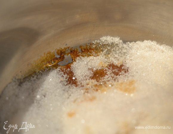 Как только сахар начнет таять,помешивать деревянной ложкой,сахар сначала закристаллизуется,но потом весь растает и превратится в карамель,главное не забывать помешивать деревянной ложкой,варить на среднем огне.