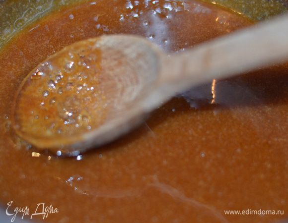 Обязательно дождаться,пока весь сахар растает,но не переварить,иначе карамель будет горчить.В то время как вы нагреваете карамель - нужно довести до кипения  сливки и добавить горячие сливки в горячую же карамель, постоянно хорошо помешивая деревянной ложкой! Соус сильно закипит и поднимется Дайте ему покипеть с минуту, мешая ложкой и можно выключать.
