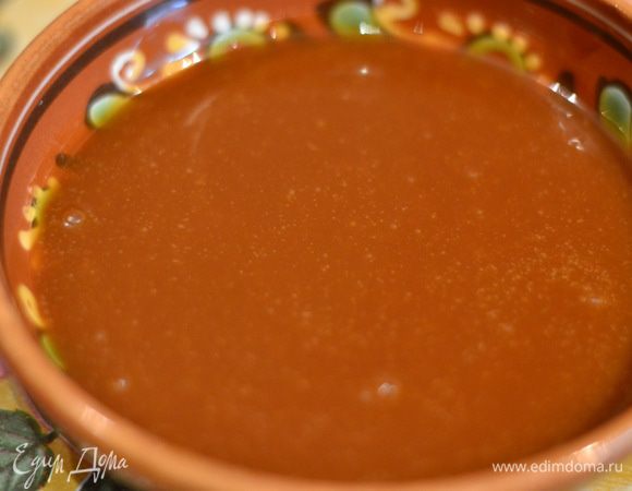 Я все же карамель процедила через мелкое сито и получился вот такой оочень вкусный карамельный соус. Остудить и поставить в холодильник,карамель станет по консистенции гуще,как раз,то, что нам нужно!