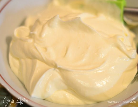 Готовим крем. Взбиваем сливки с 50 граммами сахара до мягких и устойчивых пиков.