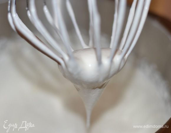 Взбиваем сметану со 100 граммами сахара и ванильным сахаром тоже до устойчивых пиков,сметану конечно взбиваем подольше,чтобы крем сметанный был хорошей густоты.