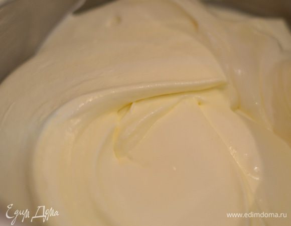 Теперь смешиваем лопаткой сливки со сметаной до однородности.