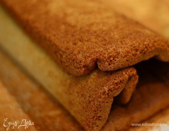 Снять аккуратно с рулета бумагу для выпечки и развернуть рулет.