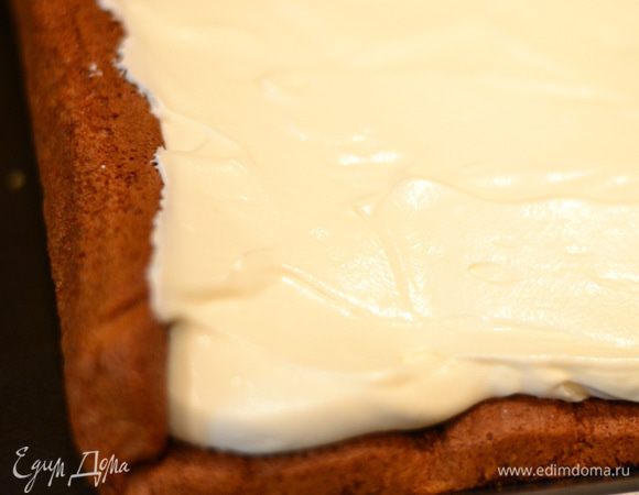 Смазать обильно сметанным кремом.