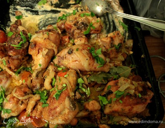 Курицу обжарить в глубокой сковороде с двух сторон. Слить жир. Добавить вино, сливки, помидоры черри (нарезанные пополам), маслины без косточек, лавровый лист, тимьян. 