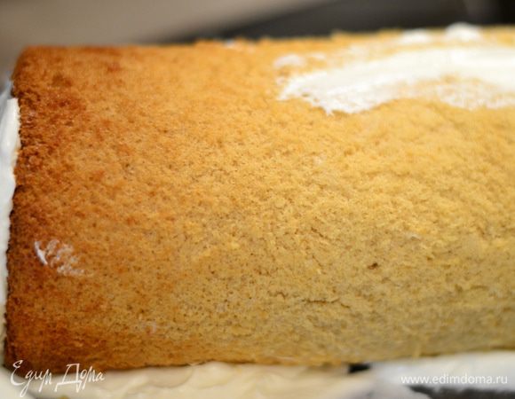 Свернуть аккуратно снова в рулет и поставить в холодильник,чтобы рулет немного застыл.