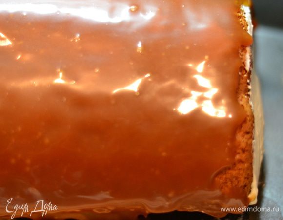 Затем вынуть из холодильника и смазать рулет остывшей карамелью.