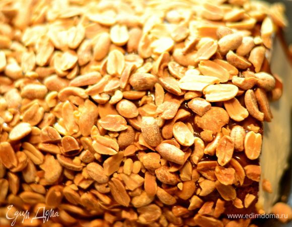 Сверху посыпать орешками,я правда не посыпала,а облепила прямо весь рулет,получилось симпатично и очень вкусно!