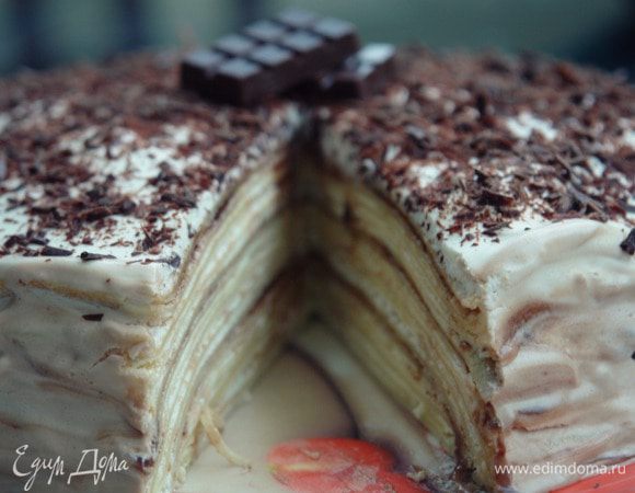 При сборке торта смазывайте каждый блин кремом, но пару слоев необходимо смазать чуть подогретой арахисово-шоколадной пастой (можно заменить джемом, растопленным шоколадом и т.д. ). Вообще начинка может быть совершенно любая.. все на ваш вкус:) Верх тортика можно украсить сухофруктами, орешками, фруктами или же тертым шоколадом, как сделала я. И нужно не забывать про то, что необходимо обязательно дать настояться торту пару часов в холодильнике или же ночь. Приятного аппетита!