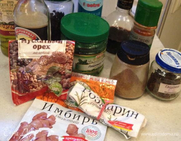 Переложить мясо в посуду для маринования. Очистить лук и чеснок. Лук разрезать на крупные кусочки, затем разламывая их руками (чтобы вышел сок) добавить к мясу вместе с выдавленным чесноком. Добавляем все остальные ингредиенты и смешиваем всё желательно руками, как бы вдавливая продукты в мясо.