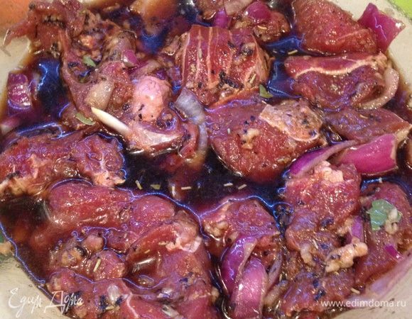 Маринад накрыть пищевой пленкой и поставить в холодильник на 7-8 часов. Я оставляла на ночь.