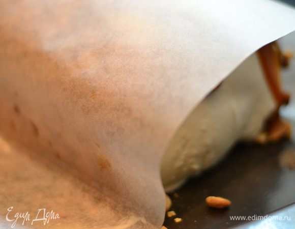 После я еще сверху накрыла бумагой,прижала плотно к рулету и поставила его на ночь в холодильник до застывания.