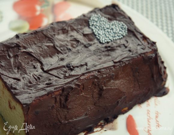 Для глазури в сотейнике смешайте все ингредиенты и на медленном огне, постоянно помешивая, доведите до готовности. Остывший сырник покройте теплой глазурью, аккуратно разровняйте ее по всей поверхности. Дайте сырнику настояться всю ночь в холодильнике, только после этого он достигнет пика своего вкуса! В оригинале сырник особо ничем не украшают, но это все же дело каждого, я не удержалась и немного украсила. Приятного аппетита!