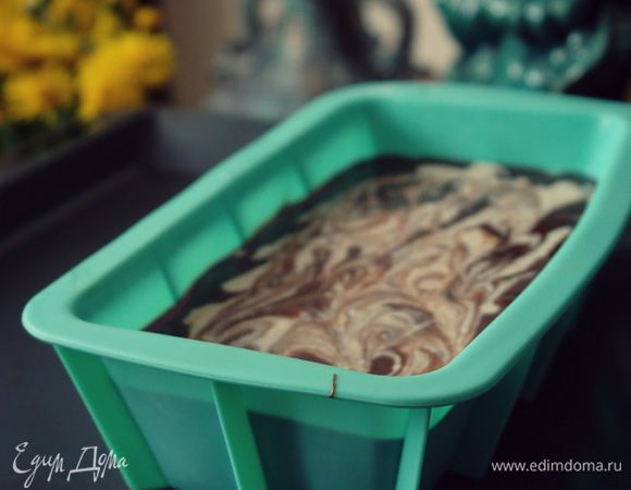 Застелить форму для пирога (я решила сделать в резиновой формочке для кексов и брауни у меня получился более высоким) пекарской бумагой, вылить половину шоколадной массы на дно, затем выложить пару ложек творожной массы, так, чередуя слои, выложить весь брауни. Верхний слой разровнять при помощи ножа, можно сделать "узоры" :)
