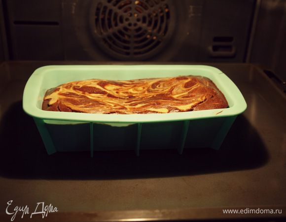 Печь в разогретой до 180 гр. духовке минимум пол часа, на готовность проверять деревянной палочкой (протыкать пирог и палочка должна оставаться сухой), подавать после полного остывания.
