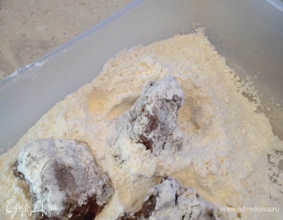 Вытащить кусочки мяса из маринада, обвалять в муке и обжарить на оливковом масле до полуготовности