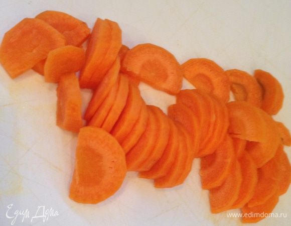 Почистить морковь и нарезать ее кружочками