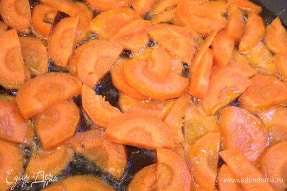 Обжаривать кусочки моркови минут 10 на среднем огне