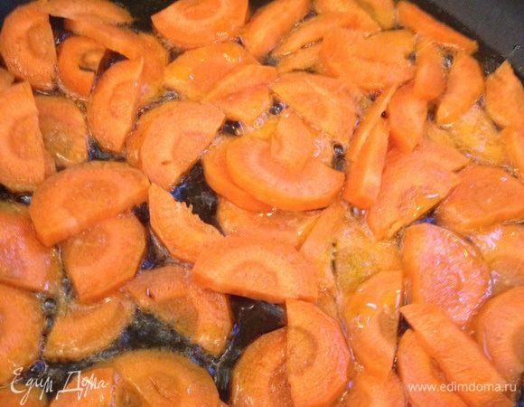 Обжаривать кусочки моркови минут 10 на среднем огне