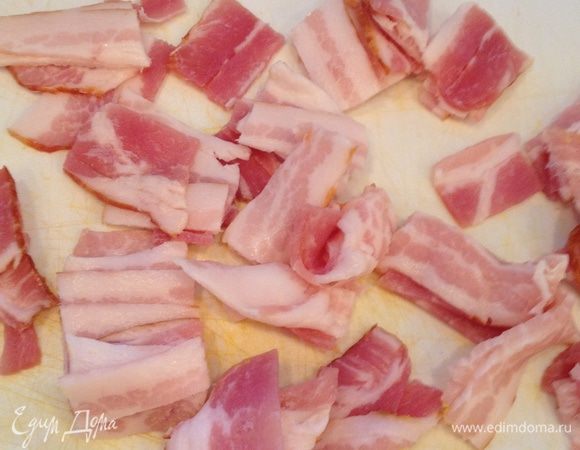 Нарезать половину бекона