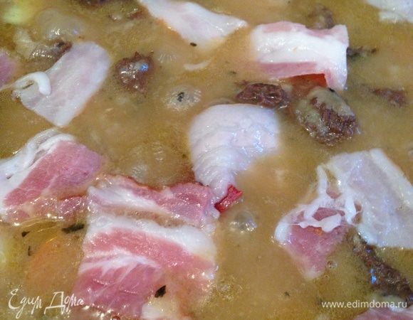 Минут за десять до готовности блюда, если будет необходимо досолить, нарезать оставшийся бекон и доложить к мясу.