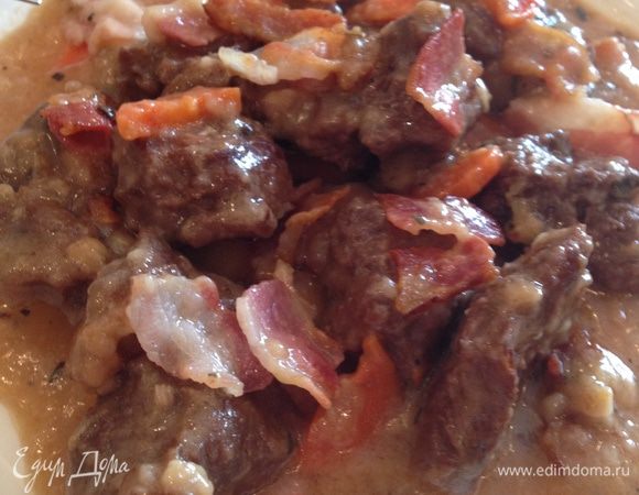 Как только мясо будет готово переложить его в сервировочное блюдо и посыпать обжаренными чипсами из бекона. И приятного аппетита!