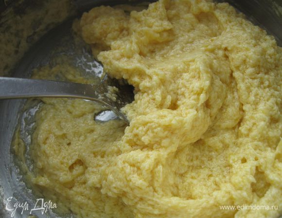 Желтки растереть добела с сахарным песком, добавив масло, соль.

