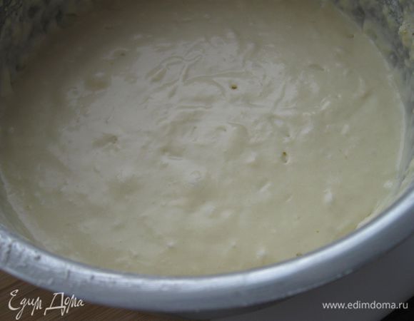 В опару добавить желтки с маслом и сахарным песком, добавить 0,75 стакана муки, молоко -120 мл, сметану, тщательно размешать и поставить в теплое место на  30 - 40 минут.

