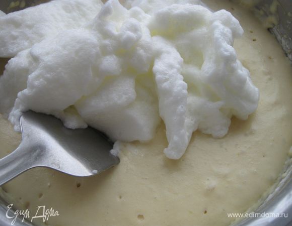 Когда тесто хорошо поднимется, добавить аккуратно белки, осторожно перемешать. Через 10 минут можно печь блины.
