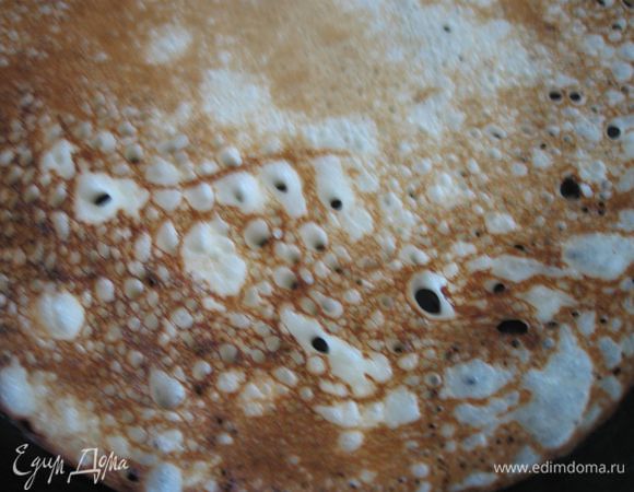 Сковородку раскалить, смазать оливковым маслом. Приступить к выпечке. Готовые блины  можно поставить на водяную баню, добавляя в миску, куда будете класть блины, сливочное масло.

